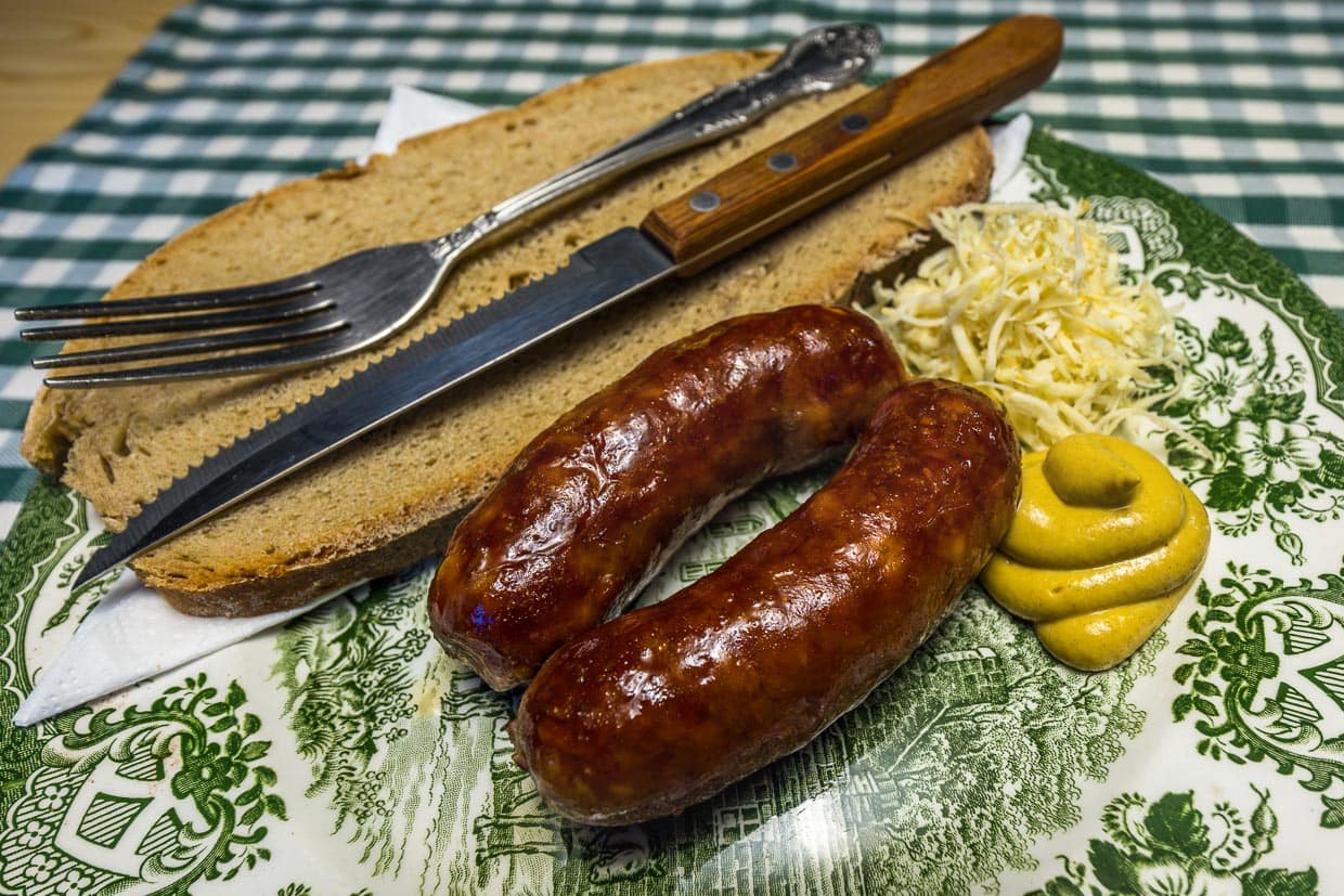 Käsekreiner mit Senf, Meerettich und Bauernbrot. Die Würstchen sind aus Rind- und Schweinefleisch und enthalten auch Käsestücke. Typisches Gericht auf einer Almwirtschaft im Großarltal. Alle Hauptzutaten der angeboteenen Speisen müssen aus eigener Erzeugung stammen / © Foto: Georg Berg