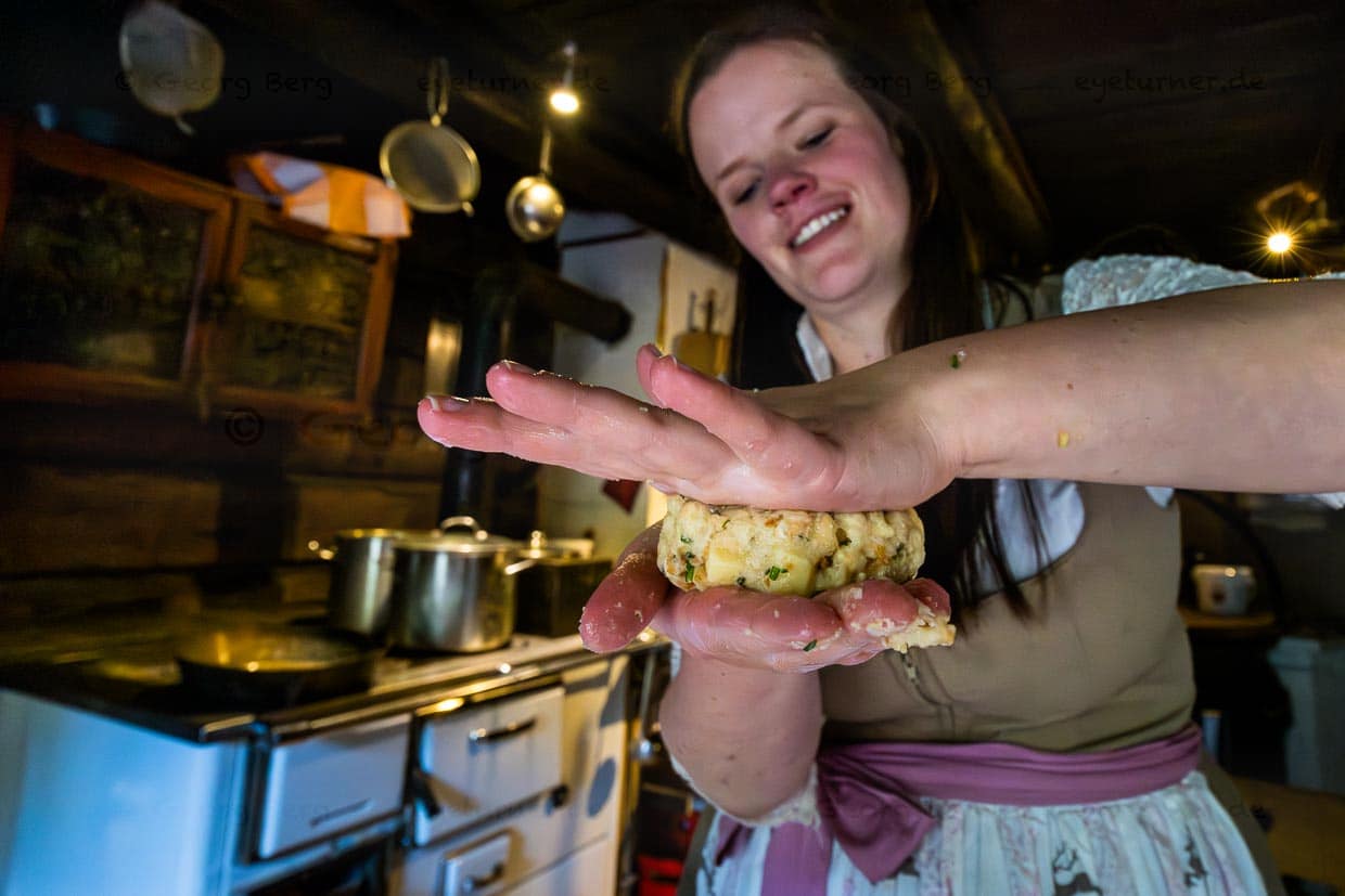 Der Name "Kaspressknödel" kommt vom Plattdrücken bzw. Pressen der Knödelmasse mit den Händen. Hier Almwirtin und Bäuerin Bettina Huber von der Filzmoosalm im Großarltal / © Foto: Georg Berg