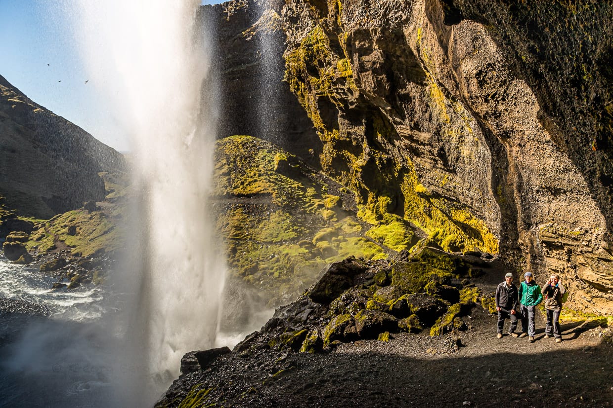 Die tosenden Wasserfälle des Kvernufoss stürzen über steile, moosbedeckte Klippen und sind über einen zerklüfteten Wanderweg in der Nähe von Skógar, Island, erreichbar / © Foto: Georg Berg