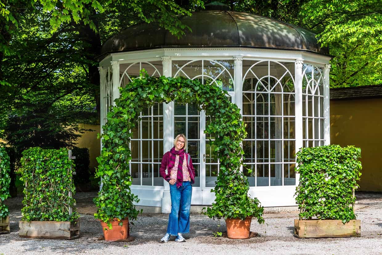 Der originale Pavillion aus dem Film „The Sound of Music“ im Schlosspark von Hellbrunn. Anziehungspunkt für viele Filmfans, denn hier sang Maria "I am 16 going on 17" / © Foto: Georg Berg