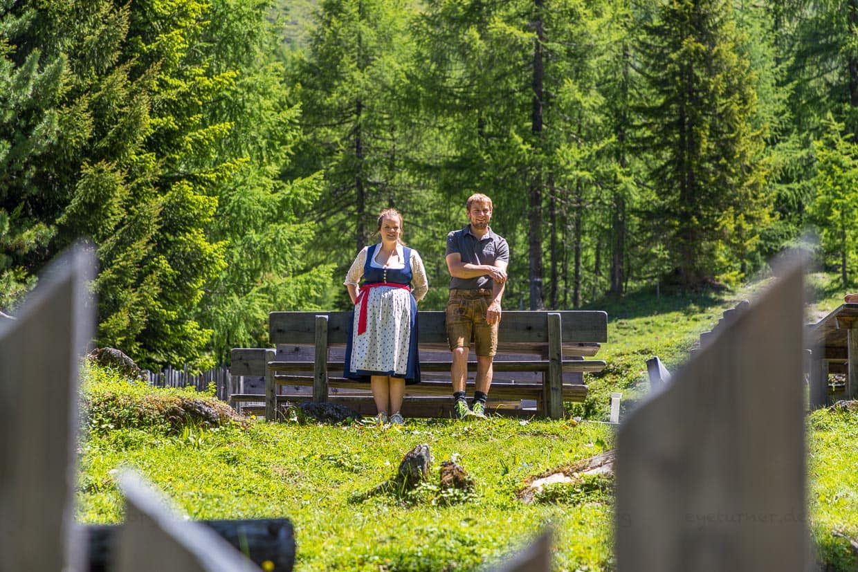 Bettina und Manfred Huber an der Filzmoosalm, die sie seit 2018 bewirtschaften, Salzburger Almenweg, Großarl / © Foto: Georg Berg