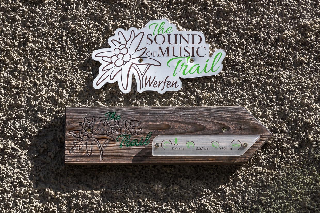 Wegweiser zum Sound of Music-Trail in Werfen. Auf dem rund 1,4 Kilometer langen Weg gelangt man auf jene Wiese, auf der Julie Andrews mit der Kindern der Trapp-Familie das DO-RE-MI Lied sang / © Foto: Georg Berg