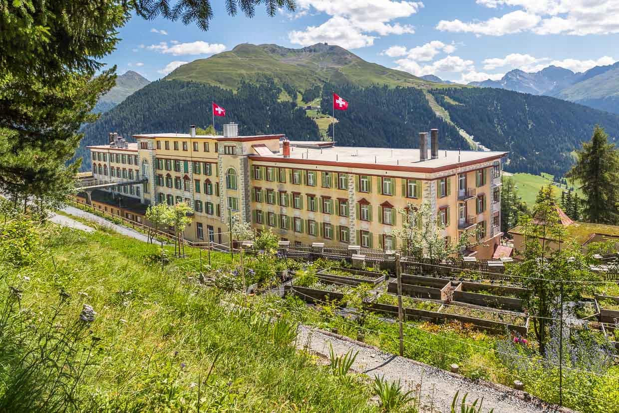 Rückansicht mit Brücke auf der dem Berg zugewandten Seite des ehemaligen Sanatoriums Schatzalp diente als Hintereingang und wurde für logistische Zwecke genutzt. Sie ermöglichte dem Personal den Zugang zum Gebäude und diente der Anlieferung von Waren und Versorgungsgüter / © Foto: Georg Berg