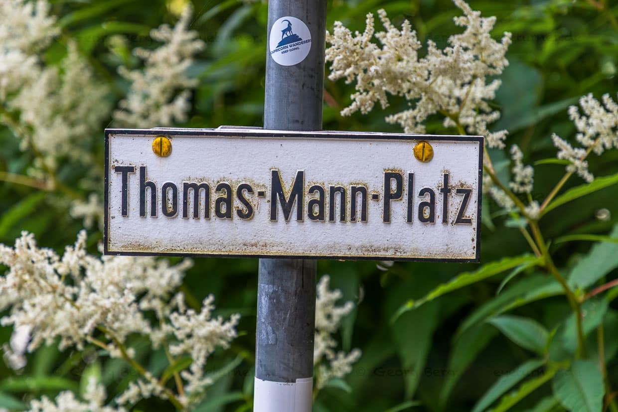 Hinweisschild Thomas-Mann-Platz. Wurde 2007 oberhalb der Schatzalp angelegt und erinnert an den weltberühmten Schriftsteller Thomas Mann und seinen Roman „Der Zauberberg“. Dieser Roman machte Davos und insbesondere die Schatzalp international bekannt und hat das kulturelle Bild des Ortes nachhaltig geprägt / © Foto: Georg Berg