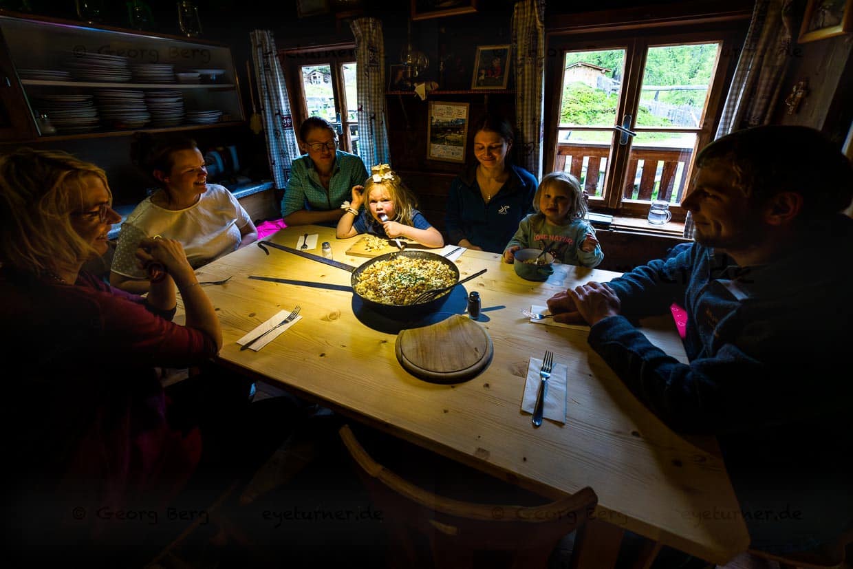 Die Käsespätzle werden als Gemeinschaftsessen mit Gabeln direkt aus der Pfanne gegessen / © Foto: Georg Berg
