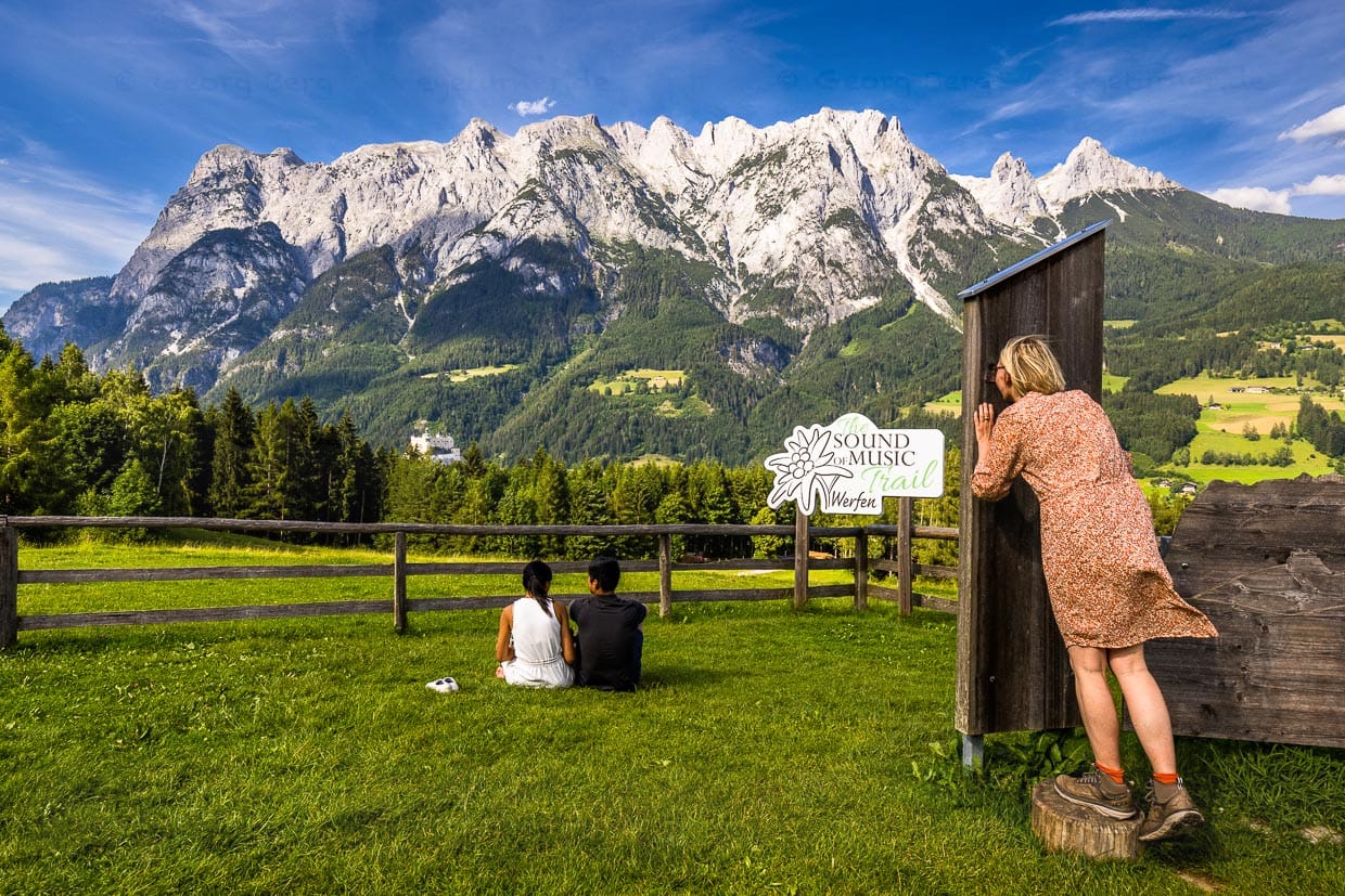 Sehnsuchtsort für Millionen Menschen weltweit ist die Wiese bei Werfen mit Blick auf Burg Hohenwerfen, auf der Julie Andrews mit der Kindern der Trapp-Familie 1965 bei den Dreharbeiten zu „The Sound of Music“ sang und tanzte / © Foto: Georg Berg