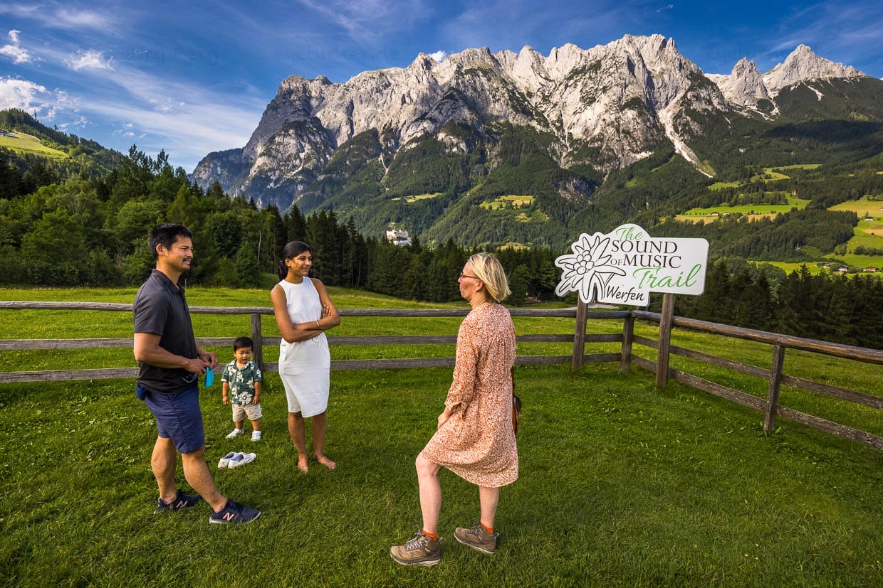 Reisejournalistin Angela Berg im Gespräch mit Fans von „The Sound of Music“. Das Paar mit kleinem Sohn kommt aus London. Die Leidenschaft für den Filmklassiker mit Julie Andrews und Christopher Plummer wurde von der Mutter an die Tochter weitergegeben / © Foto: Georg Berg