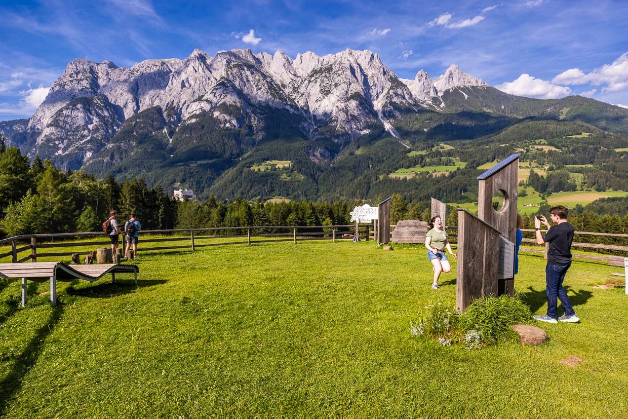 Selfie-Spot vom Feinsten. Auf der Wiese am Endpunkt des Sound of Music-Trails kann man vor derselben Kulisse tanzen wie einst Julie Andrews im Hollywoodfilm von 1965 / © Foto: Georg Berg