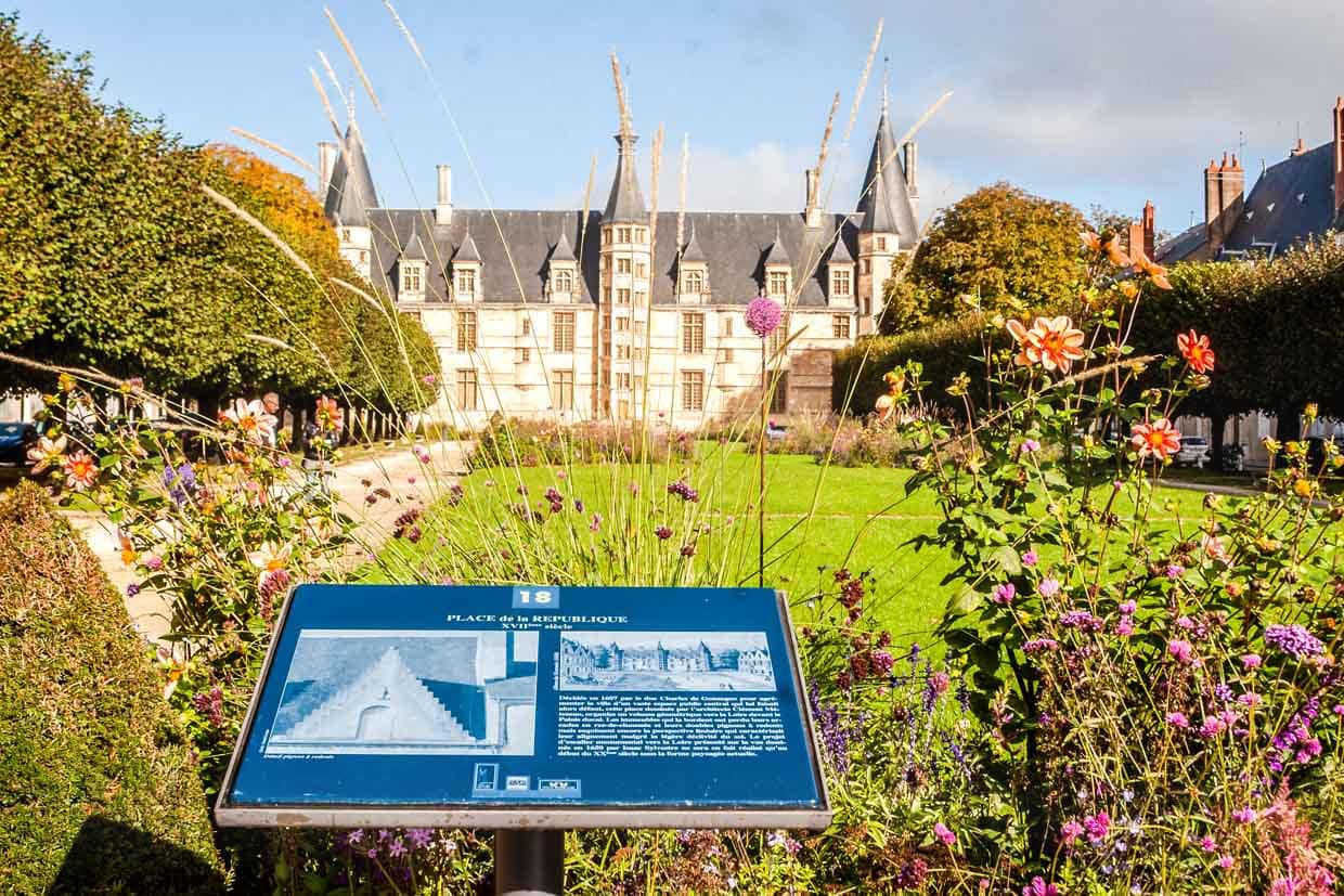 Der Herzogpalast von Nevers, auch Palais Ducal genannt, gilt als das erste Loire-Schloss und zeichnet sich durch seine breite Fassade im Renaissance-Stil aus. Der Bau begann 1464 unter Jean de Clamecy / © Foto: Georg Berg