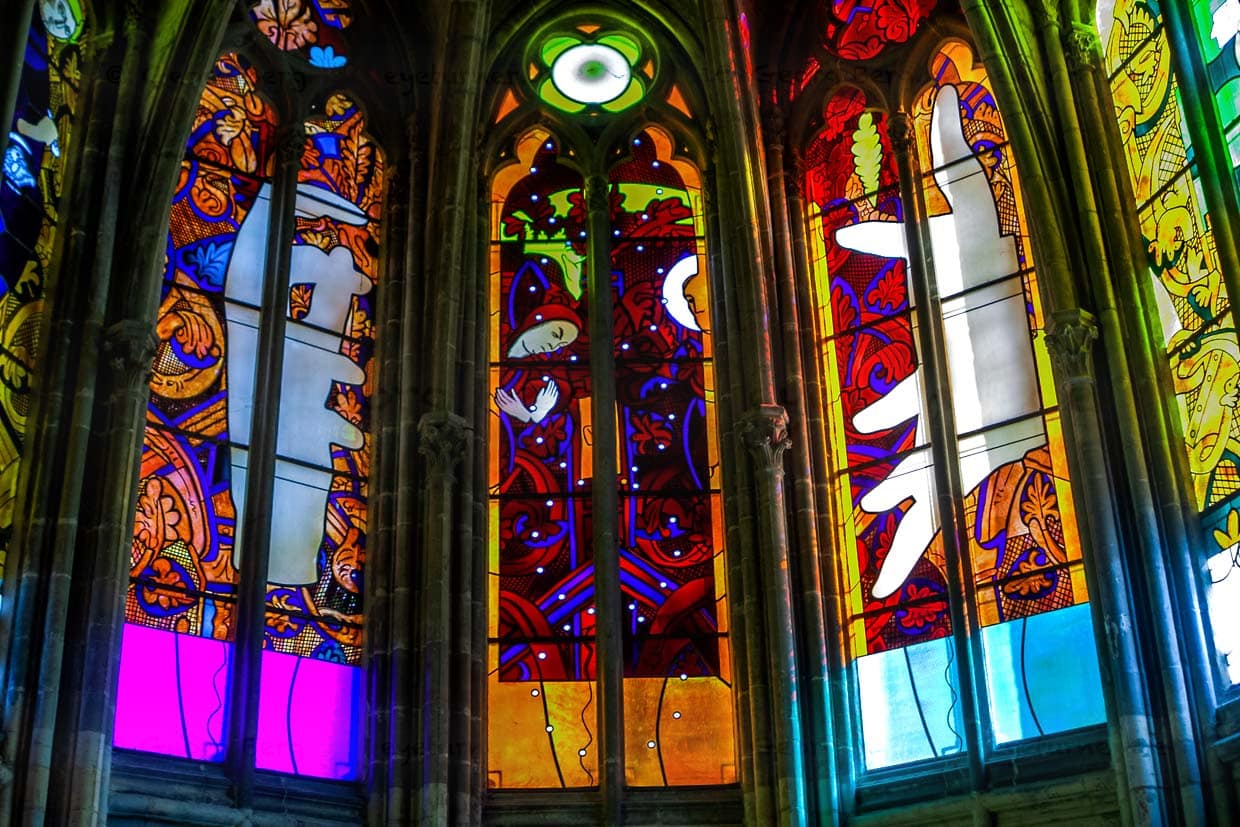 Die Neugestaltung der Glasfenster in der Kathedrale Saint-Cyr-Sainte-Julitte in Nevers wurde von mehreren Künstlern durchgeführt. Jean-Michel Albèrola schuf die Schöpfungsgeschichte. Entwürfe des deutschen Künstlers Markus Lüppertz wurden als zu unästhetisch abgelehnt / © Foto: Georg Berg