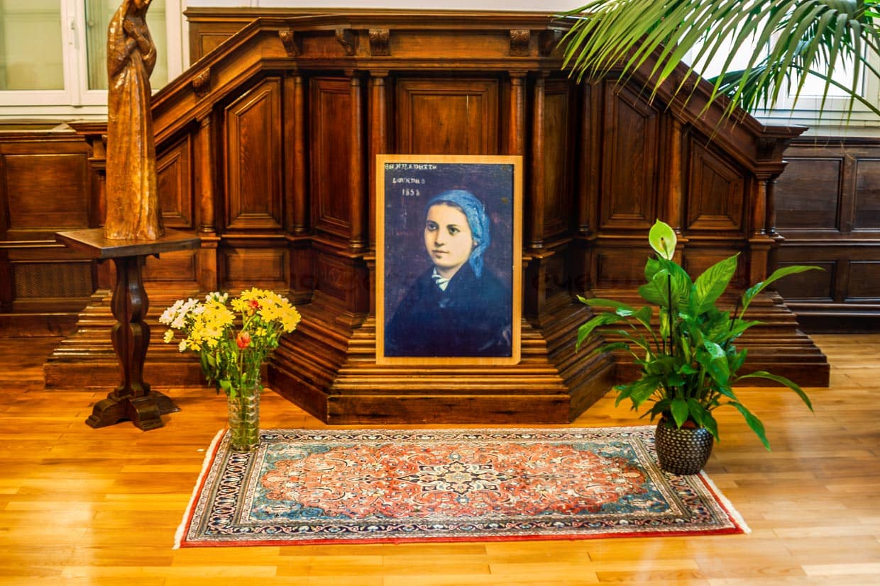 Bild der Heiligen Bernadette von Nevers. Sie kam im Alter von 22 Jahren nach Nevers. Im Februar 1858 soll ihr Maria an einer Quelle nahe Lourdes begegnet sein / © Foto: Georg Berg