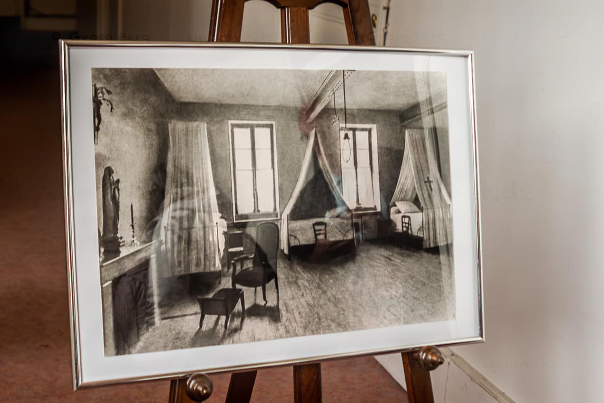 Schwarz-Weiss Fotografie des Krankenzimmres von Bernadette im Haus der Schwestern von Nevers. Bernadette litt an Knochenkrebs und starb am 16. April 1879 in diesem Raum / © Foto: Georg Berg