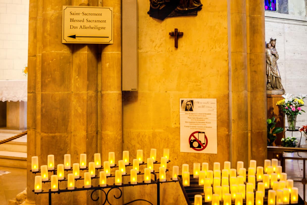 Seit 1925 dem Jahr der Seligsprechung, wird der Leichnam von Bernadette Soubirous in der Kapelle auf dem Anwesen der Schwestern von Nevers in einem gläsernen Sarg ausgestellt. Fotografieren ist nicht erlaubt / © Foto: Georg Berg