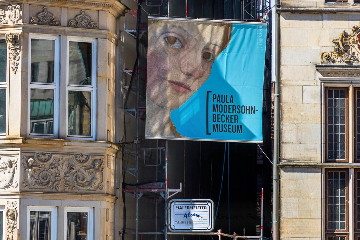 Werbebanner für das Paula-Modersohn-Becker Museum in der Böttcherstrasse in Bremen. Es ist das weltweit erste Museum für eine Malerin und wurde 1927 eröffnet. In Auftrag gegeben hat es der Kaffee HAG-Gründer und Mäzen Ludwig Roselius, gebaut wurde es vom Bildhauer Bernhard Hoetger / © Foto: Georg Berg