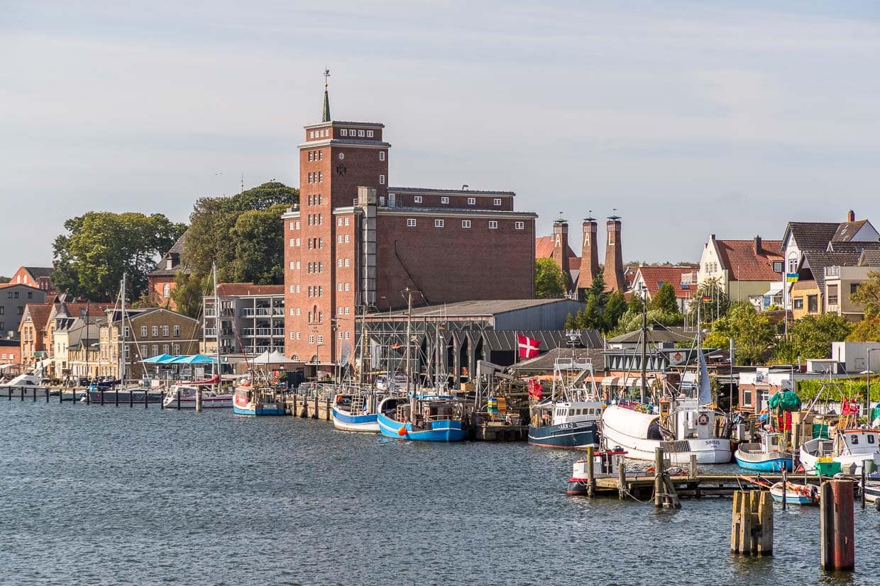 Blick auf den Hafen von Kappeln mit Türmen der Räucherei Föh und dem Pierspeicher, ehemaliges Getreidesilo und Ende der 1930er Jahre Reichsnährspeicher. Heute Tagungs- und Boardinghouse mit Gästezimmern / © Foto: Georg Berg