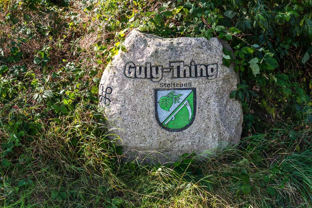 Gedenkstein mit Aufschrift Guly Thing und Wappen / © Foto: Georg Berg