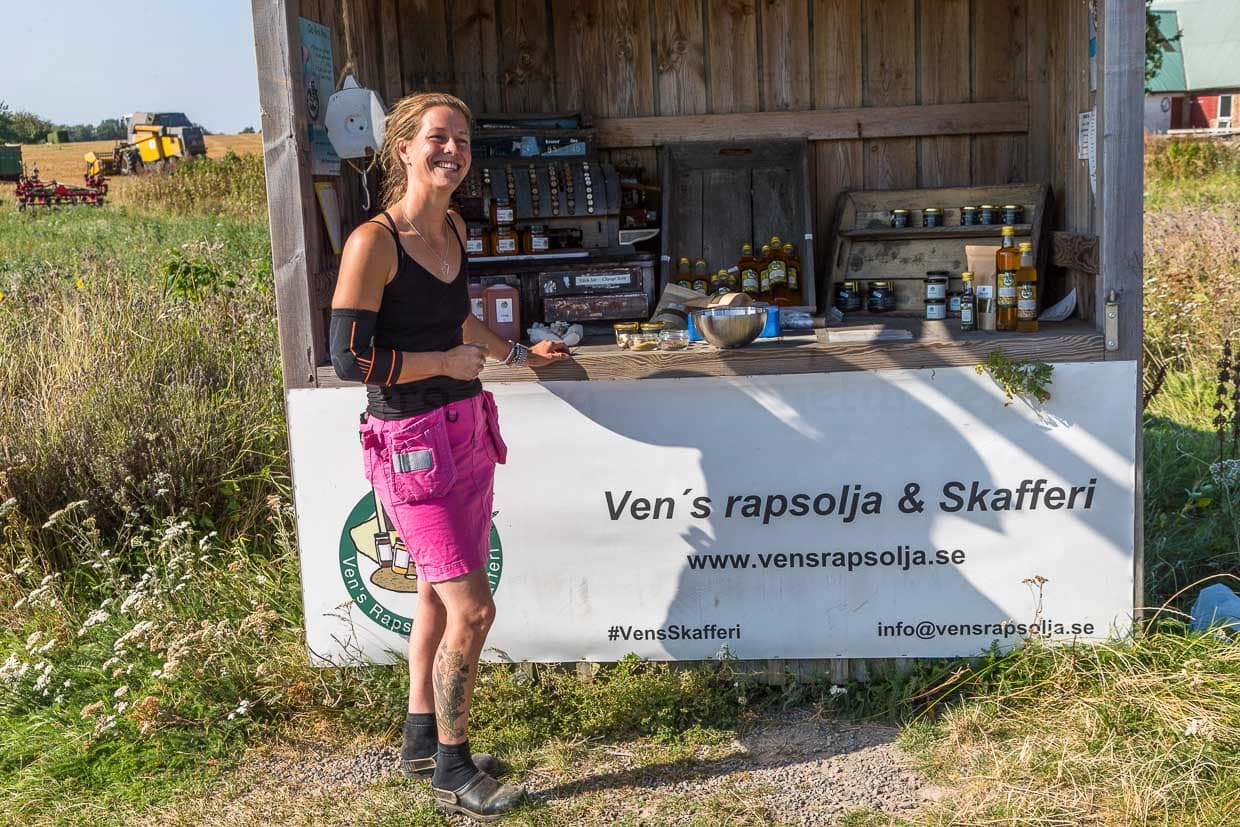 Julia Lundahl Persson ist Bäuerin auf der Insel Ven und produziert hochwertiges Rapsöl sowie Senf und Honig / © Foto: Georg Berg