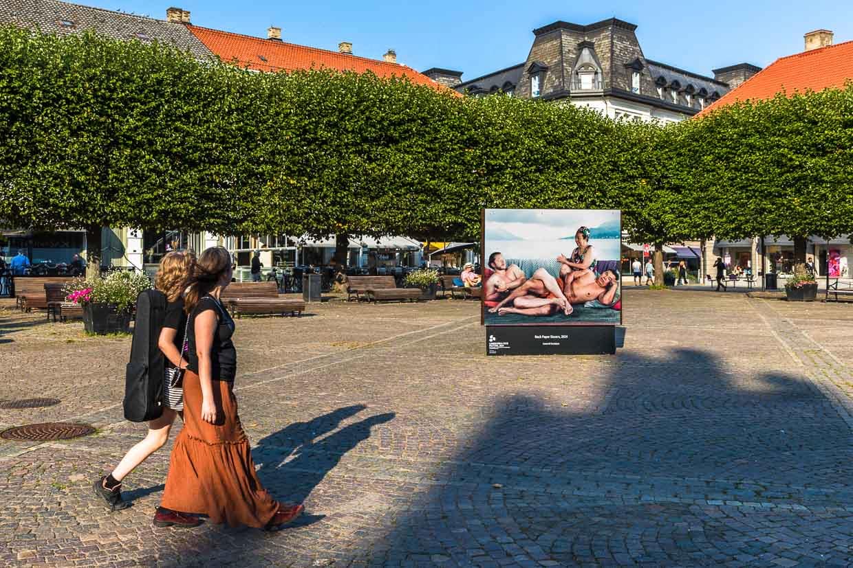 Landskrona Foto Festival 2024 mit Arbeiten von Leonard Suryajaya (Parting Gift). Alle zwei Jahre im September wird die Fotografie zu einem Teil der städtischen Umgebung: Parks, Plätze, Gärten, die Museen und Ausstellungsräume der Stadt werden zu einer Bühne für etablierte Fotokünstler, genauso wie für Nachwuchskünstler / © Foto: Georg Berg