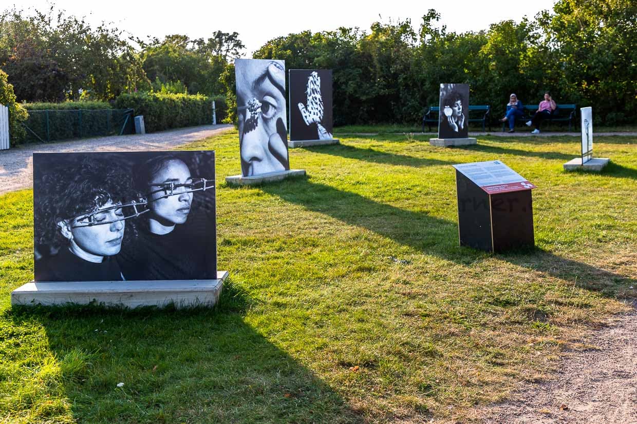 Chloé Milos Azzopardi mit Fotografien "Non-technological devices“ auf einer Wiese vor dem Museum der Kleingartenanlage Rotthofs, Landskrona Foto Festival 2024 / © Foto: Georg Berg