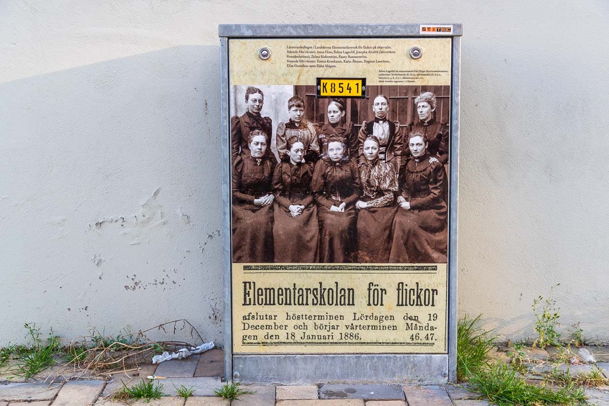 Ein Gruppenfoto des Kollegiums von Selma Lagerlöf in Landskrona ziert einen Stromkasten nahe ihrem ehemaligen Wohnhaus. Bevor sie Schriftstellerin wurde, unterrichtete sie an einer Mädchenschule / © Foto: Georg Berg