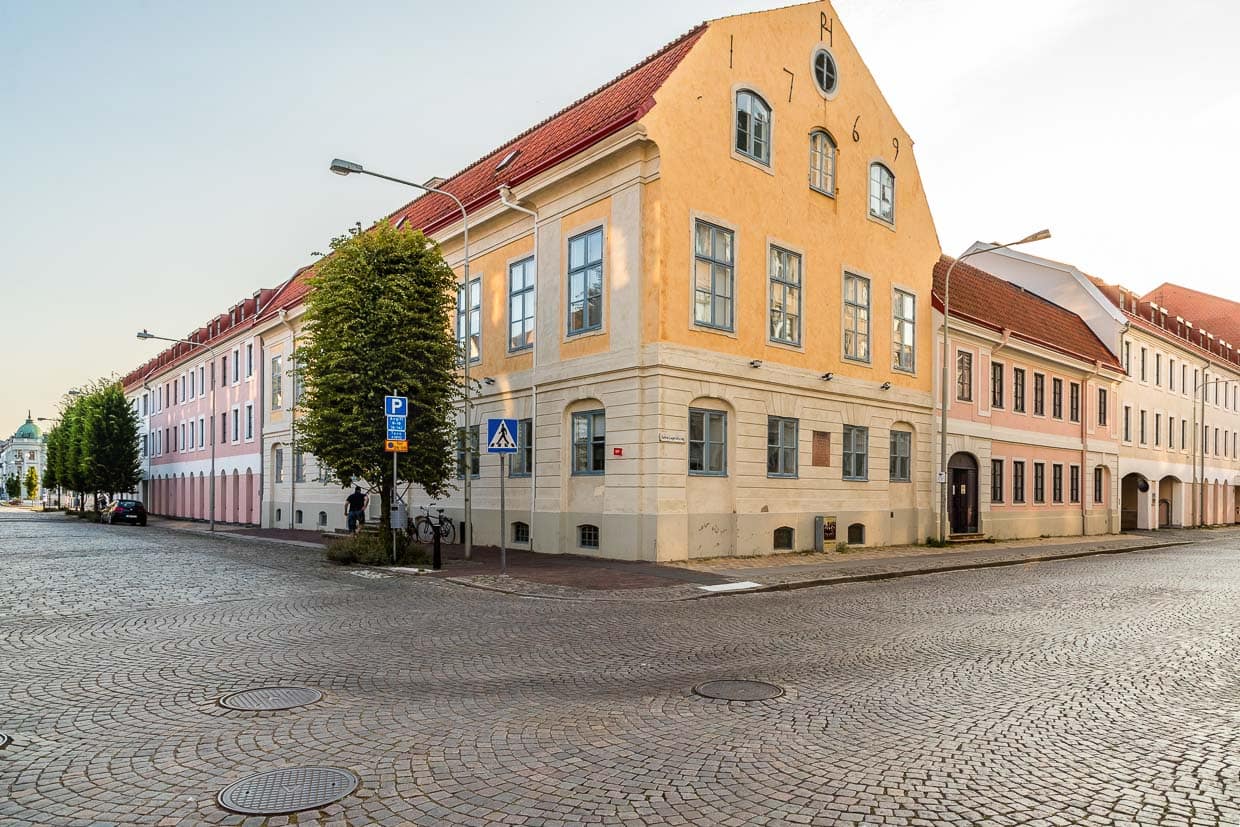 Wohnhaus von Selma Lagerlöff während ihrer Zeit als Volksschullehrerin in einem Mädchenpensionat in Landskrona von 1885 bis 1895. In dieser Zeit schreibt sie ihren ersten Roman Gösta Berling. 1907 erscheint ihr berühmtestes Werk: Die wunderbare Reise des kleinen Nils Holgersson mit den Wildgänsen. 1909 erhält sie als erste Frau den Literaturnobelpreis und 1914 wird sie als erste Frau in die schwedische Akademie aufgenommen / © Foto: Georg Berg