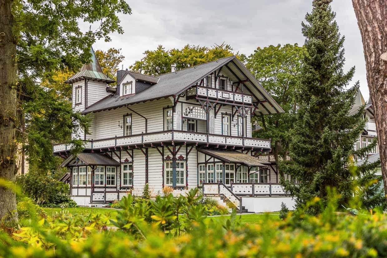 Das Wolgaster Holzhaus bei Heringsdorf wurde ab 1884 von der "Wolgaster Aktien-Gesellschaft für Holzbearbeitung“ gefertigt und bereits um 1900 aus vorgefertigten Bauteilen verkauft. Kunden konnten aus verschiedenen Modellen wählen und sich ein individuelles Haus zusammenstellen / © Foto: Georg Berg