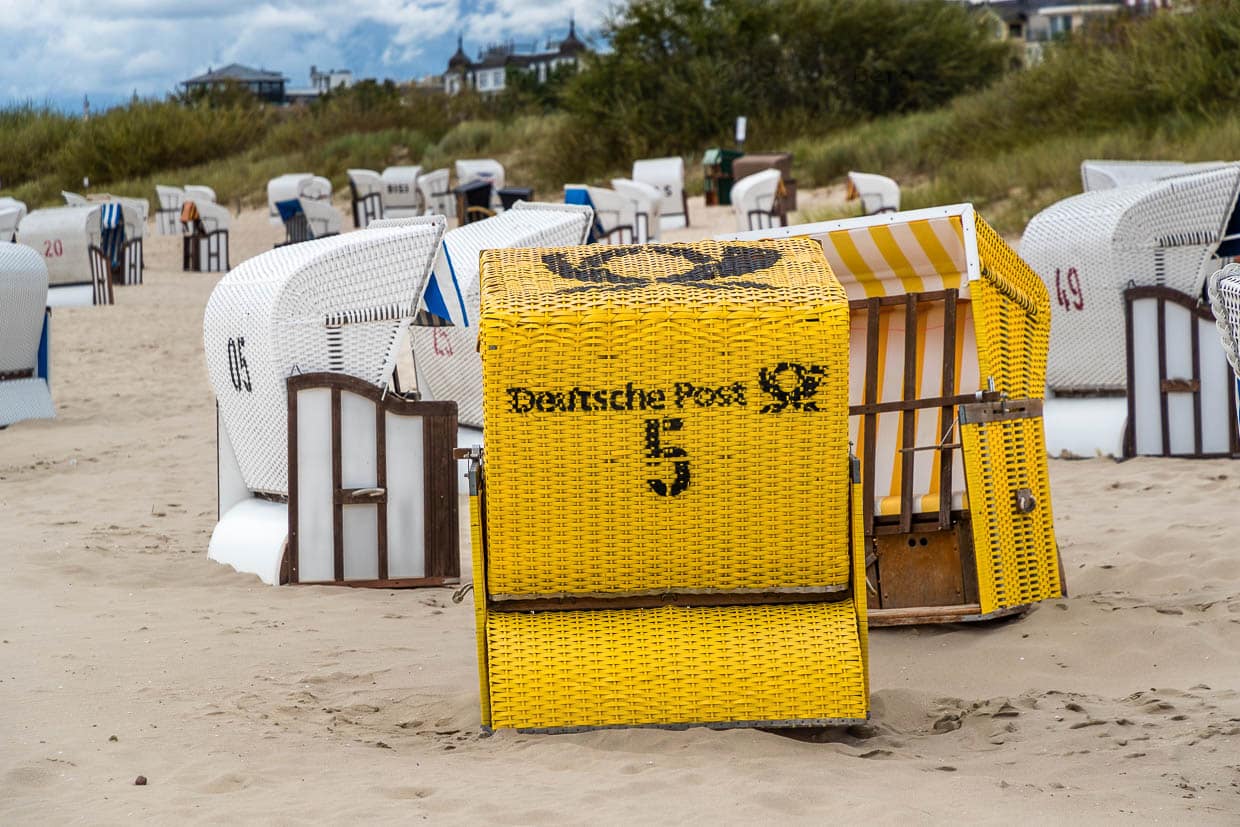 Strandkorb im Ostseebad Ahlbeck in gelb und mit Deutsche Post Logo / © Foto: Georg Berg