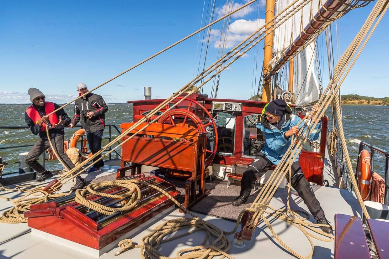 Arbeit an Bord der Weissen Düne. Kapitänin Jane Bothe und Azubi Christopher segeln hart am Wind / © Foto: Georg Berg