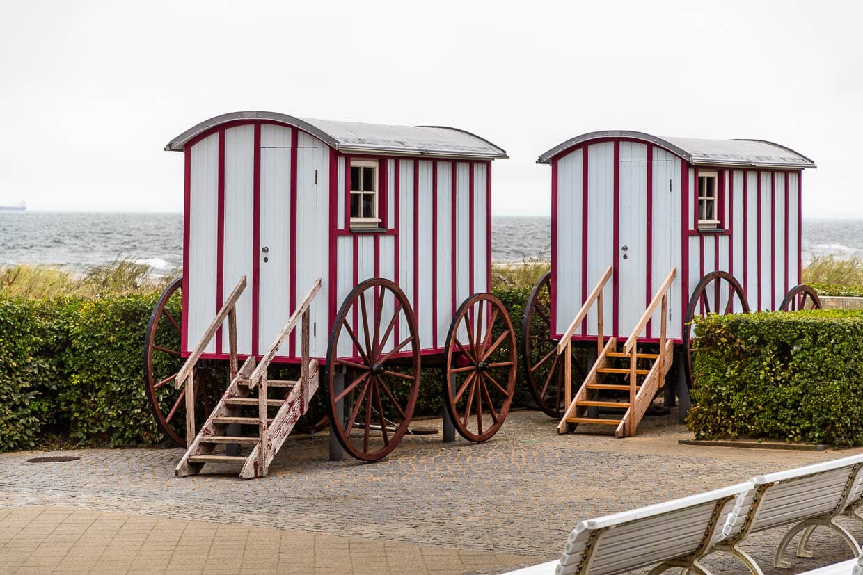 Badekarren waren ein wichtiger Bestandteil der frühen Badekultur auf Usedom. Ab Mitte des 19. Jahrhunderts wurden sie an der Ostsee eingesetzt, um es Frauen zu ermöglichen, sich diskret ins Wasser zu begeben / © Foto: Georg Berg
