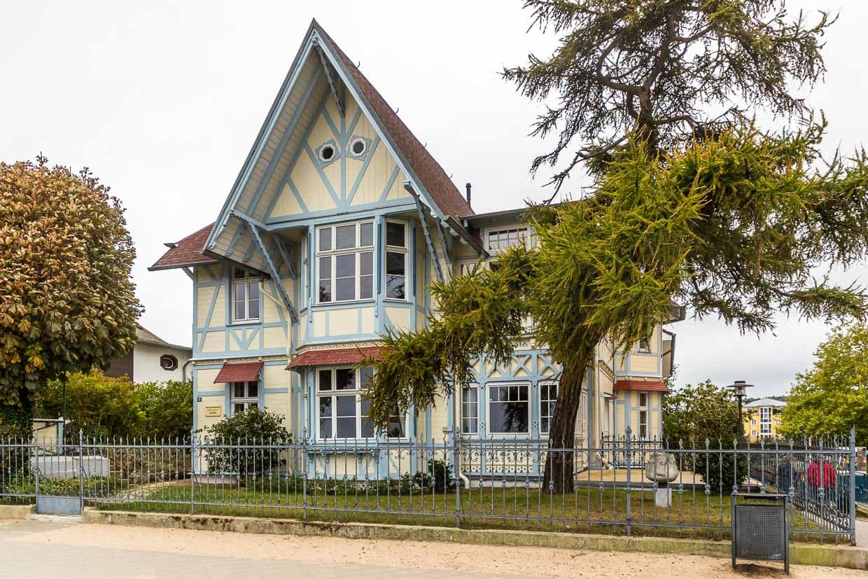 Wolgaster Holzhaus in Bansin. Diese Häuser zeigen eine Mischung aus traditioneller Handwerkskunst und modernen Fertigungstechniken. Sie gelten als die ersten Fertighäuser in Deutschland / © Foto: Georg Berg