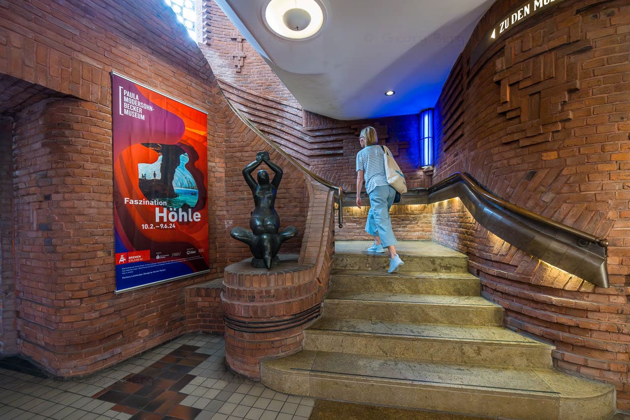 Treppenaufgang zum Paula Modersohn-Becker Museum in der Böttcherstraße in Bremen. Im expressionistischen Backsteinbau werden Werke aus allen Schaffensphasen der Künstlerin gezeigt. Es ist das weltweit erste Museum für eine Malerin und wurde 1927 eröffnet / © Foto: Georg Berg