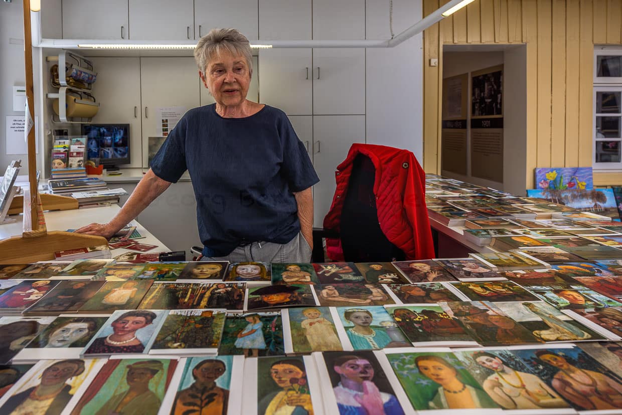 Sigrun Kaufmann vor Selbstportraits in Postkarten-Format von Paula Modersohn-Becker. Das Museum am Modersohn-Haus in Worpswede zeigt die Sammlung ihres Ehemannes Wolfgang Kaufmann. Zu sehen sind alte Worpsweder Meister, darunter Werke von Paula Modersohn-Becker und Otto Modersohn sowie Fritz Mackensen und Hans Vogeler / © Foto: Georg Berg