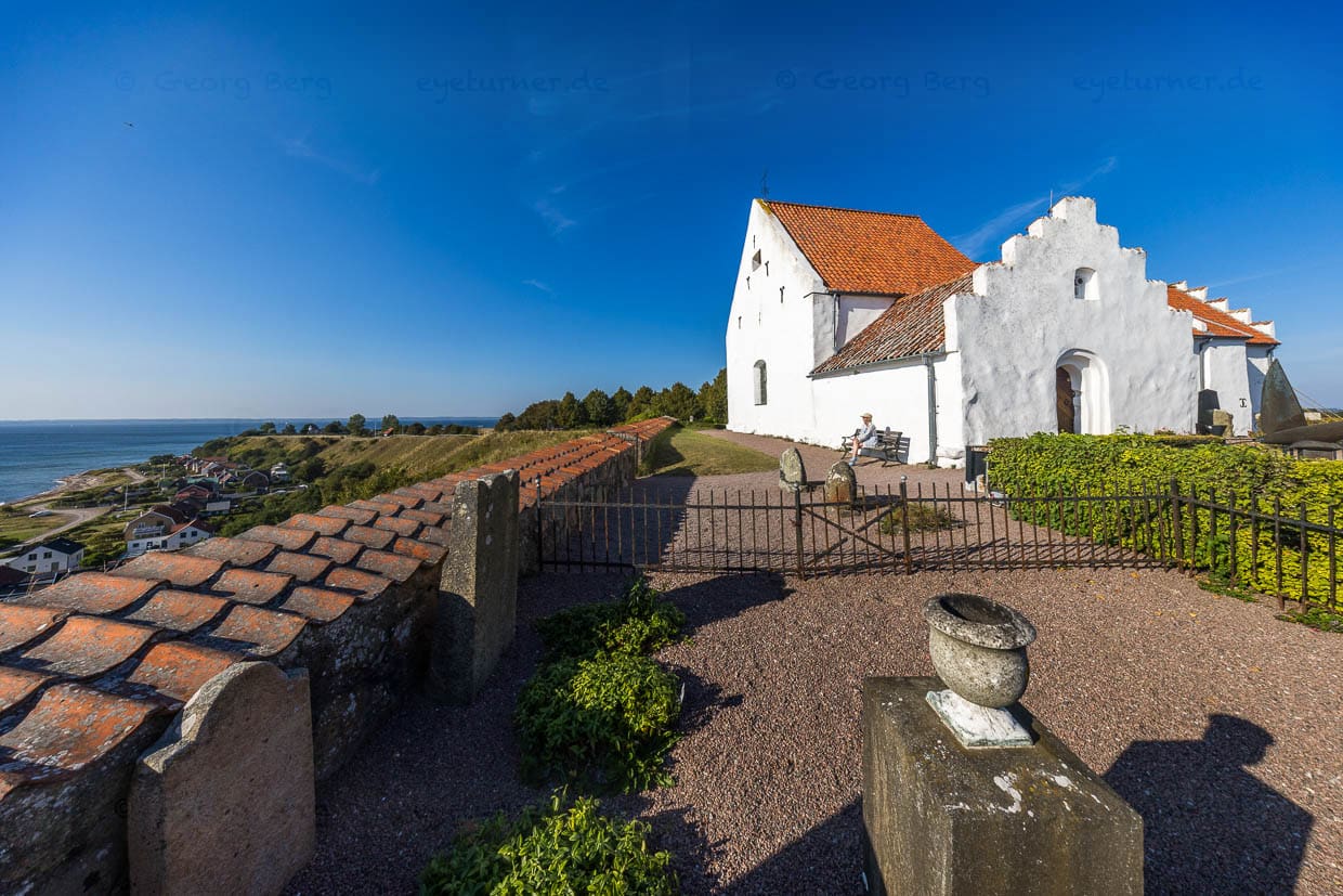 Die Kirche Sankt Ibb aus dem Jahr 1200 liegt auf einem Hügel mit weitem Blick über die Meerenge zwischen Ven und Dänemark. Sankt Ibb ist die einzige Kiche auf Ven, nachdem die All Saints Church von 1899 entweiht wurde und seit 2003 das Tycho Brahe Museum beherbergt / © Foto: Georg Berg