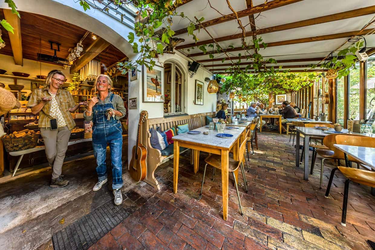 Angela Berg im Gespräch mit Lisa Wohlfahrt in der Krukmakeri, Keramikwerkstatt und Restaurant in Mölle / © Foto: Georg Berg