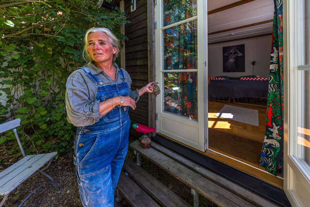 Lisa Wohlfahrt von Krukmakeri in Mölle zeigt eines ihrer Gästezimmer, Skåne, Schweden / © Foto: Georg Berg