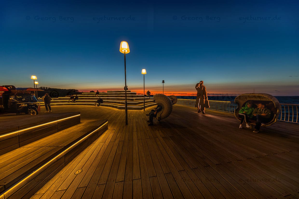 Neue Seebrücke Koserow im Abendlicht mit Sitzgelegenheiten für 150 Personen. Auf der Brücke werden auch Trauungen abgehalten / © Foto: Georg Berg