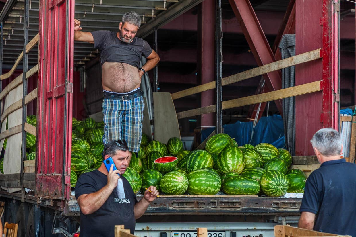 Großhhändler liefern Melonen in einem Lkw auf den Dezerter Markt. Es handelt sich um einen Obst- und Gemüsemarkt, der sowohl Großhandel als auch Direktverkauf anbietet. Frisches Obst und Gemüse überwiegend aus georgischem Anbau wird hier verkauft sowie Gewürze, Essiggurken, Molkereiprodukte und Fleisch / © Foto: Georg Berg