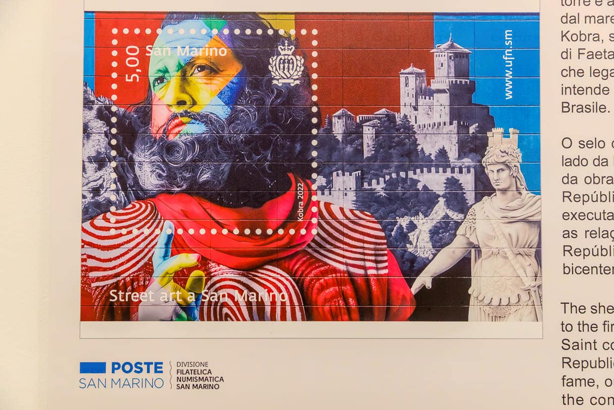 San Marino, der Gründer der gleichnamigen Republik ist Hauptmotiv auf einem Wandgemälde des brasilianischen Malers Eduardo Kobra. Als Briefmarke ein schönes Sammlerobjekt für Philatelisten / © Foto: Georg Berg