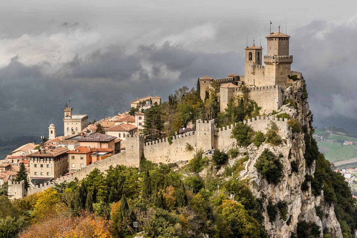 Die drei Türme von San Marino nennt man auch die drei Federn, veranschaulicht durch die Form der Wetterfahnen / © Foto: Georg Berg