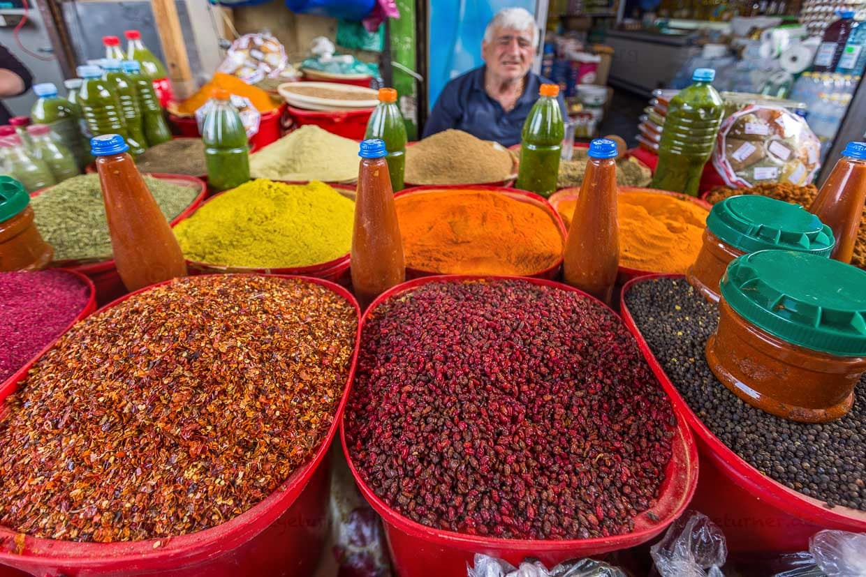 Händler mit getrockneten Beeren und Berberitzen sowie Gewürzen auf dem Dezerter Markt in Tiblisi. Dezerter Bazaar ist der größte Markt für Lebensmittel in Tbilisi. Seit Anfang 2024 kursieren Pläne, nach denen das Hauptgebäude einem Einkaufszentrum weichen soll und hunderte Händler ihre Standflächen rund um das alte Gebäude verlieren / © Foto: Georg Berg