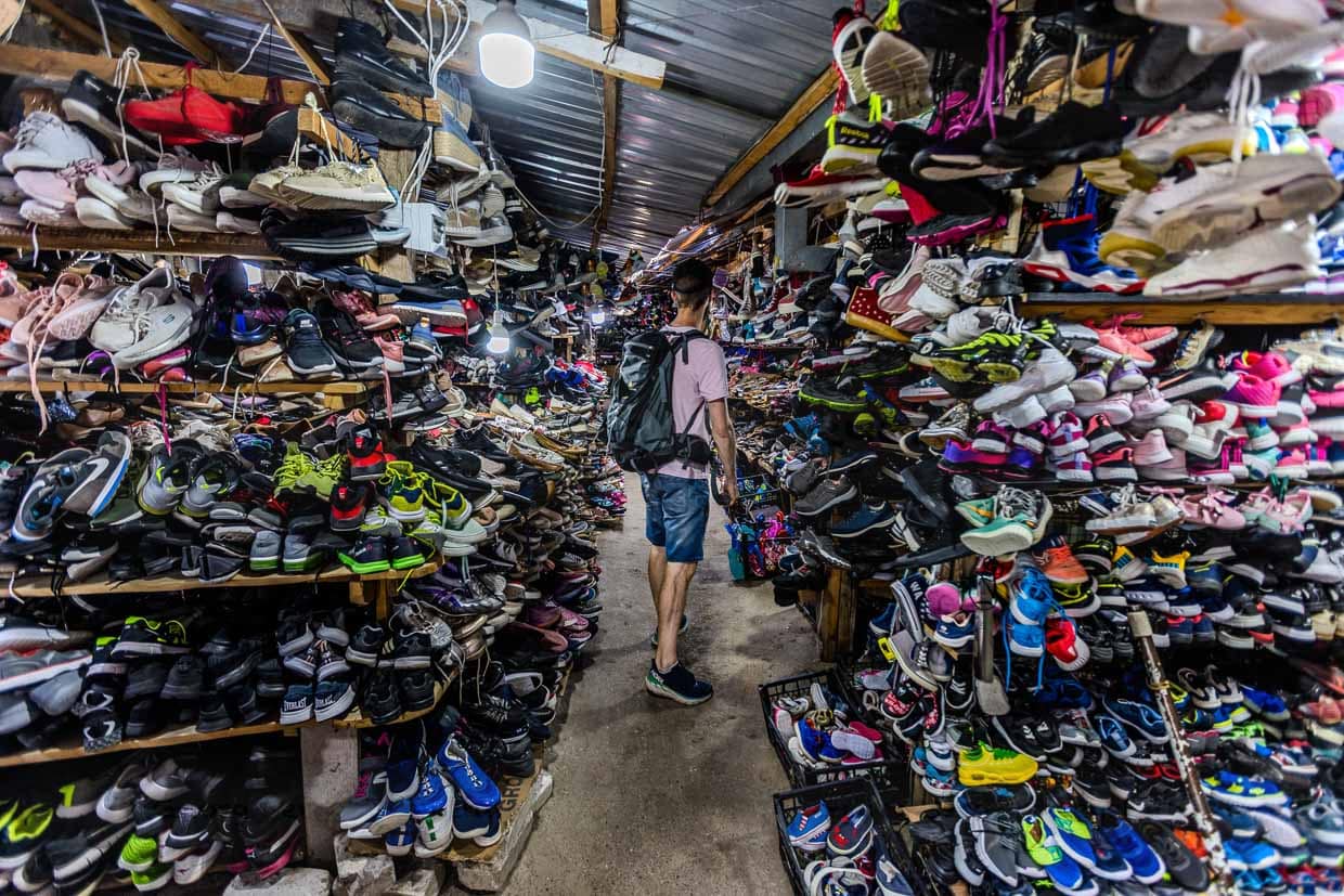 Dezerter Bazaar ist der größte Markt für Lebensmittel in Tbilisi. Auf dem riesigen Marktgelände gibt es auch Vintage Kleidung und Marken-Schuhe in einem Wellblech-Lagerhaus. Seit Anfang 2024 kursieren Pläne, nach denen das Hauptgebäude einem Einkaufszentrum weichen soll und hunderte Händler ihre Standflächen rund um das alte Gebäude verlieren / © Foto: Georg Berg