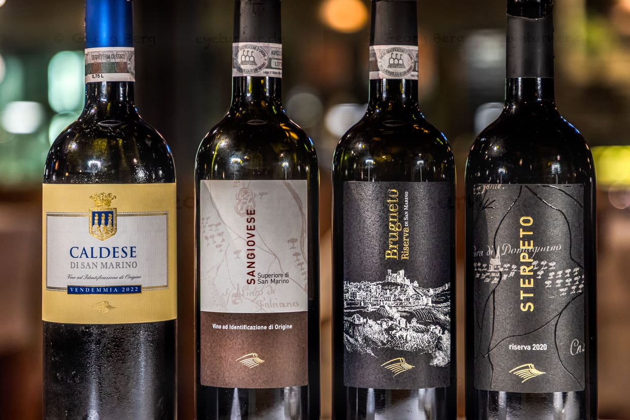 Die Republik San Marino verfügt über etwa 250 Hektar Rebfläche. Zu den angebauten Rebsorten gehören Sangiovese, Ribolla und Montepulciano. Der größte Weinproduzent ist die Cantina San Marino, eine Genossenschaft mit 100 Mitgliedern, die rund 120 Hektar bewirtschaften / © Foto: Georg Berg