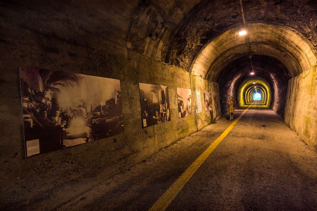 Fotodokumentation im Tunnel-Abschnitt bei Borgo Maggiore. Historische Aufnahmen zeigen die Unterbringung von bis zu 100.000 Flüchtlingen (1943–1944), darunter italienische Zivilisten und Kriegsvertriebene. Die Bilder dokumentieren die beengten Lebensumstände und die humanitäre Rolle San Marinos / © Foto: Georg Berg