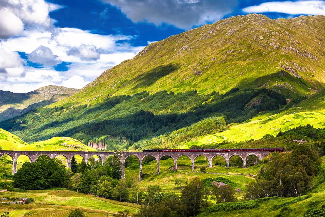 Glenfinnan Viaduct am Loch Shiel gehört zu den schönsten Eisenbahnstrecken der Welt. Jacobite Steam Train von Fort William nach Mallaig, Schottische Highlands / © Foto: Georg Berg
