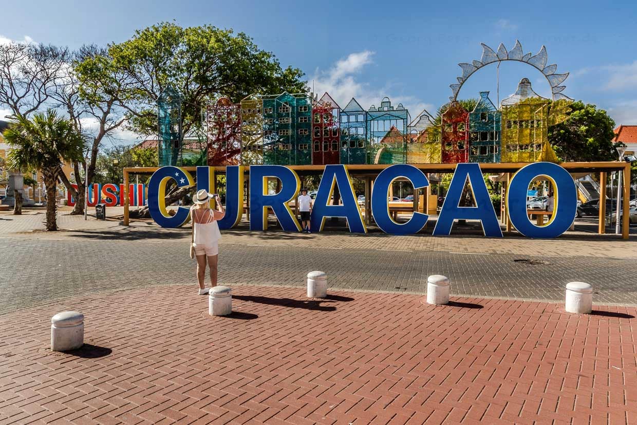 Das dekorative Dushi Curaçao Schild ist vor allem bei Kreuzfahrt-Touristen ein beliebtes Fotomotiv / © Foto: Georg Berg