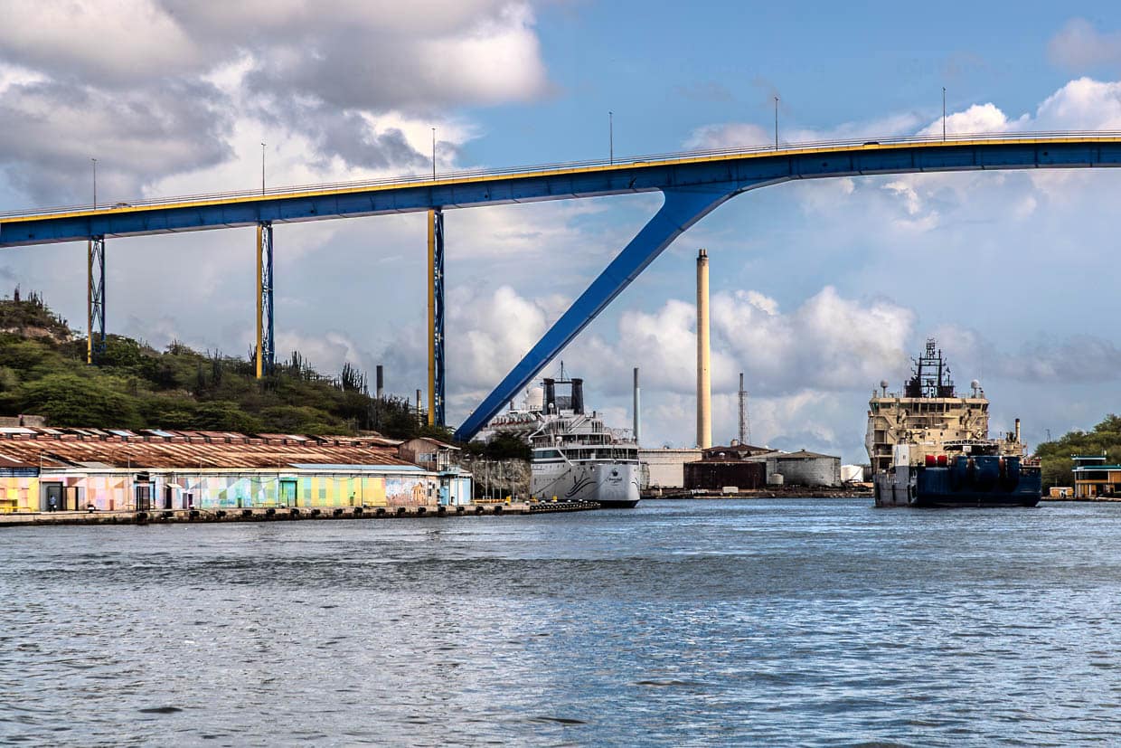 Hinter der Juliana Autobahnbrücke sind Teile der Shell-Raffinerie zu erkennen, die für die jüngste Geschichte Curaçaos eine große Bedeutung hat / © Foto: Georg Berg