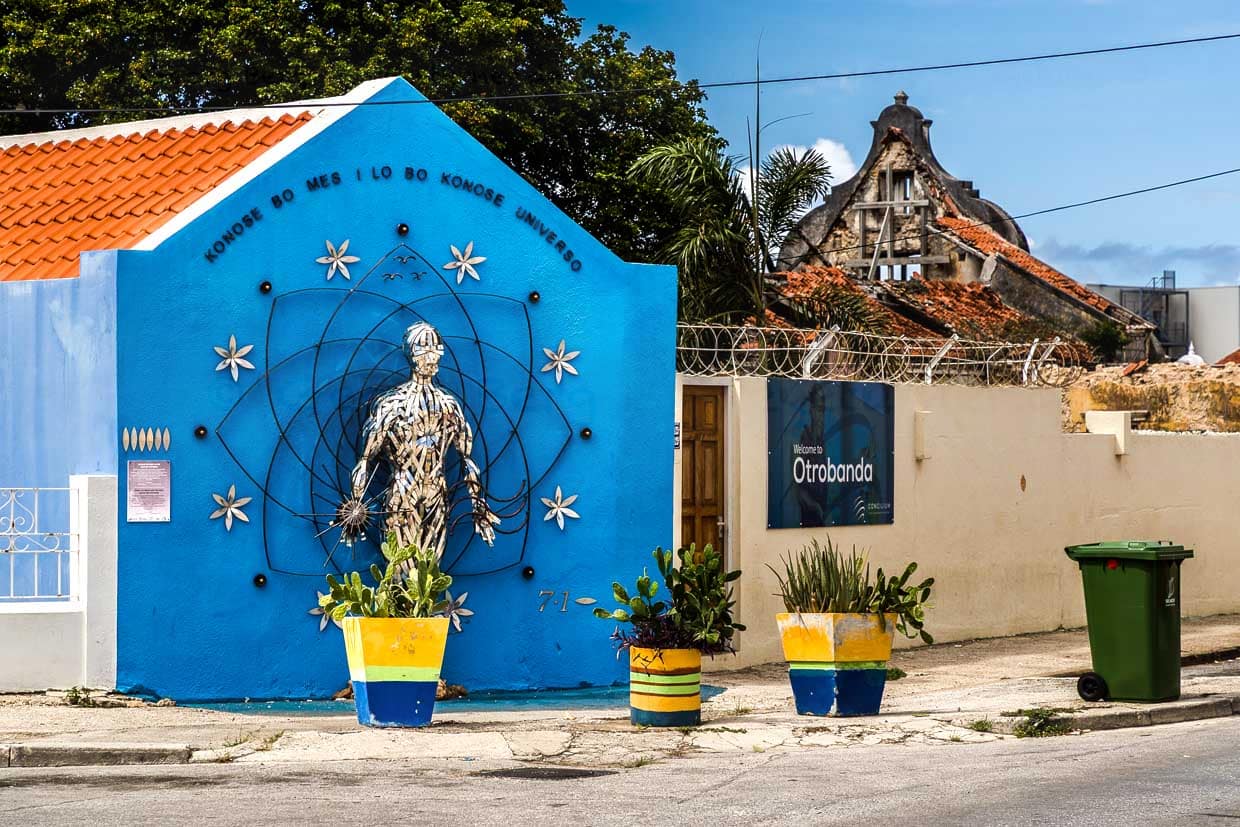 Konose Bo Mes I Lo So Konose Universo (Papiamento). Wenn du dich selbst erkennst, wirst du das Universum erkennen. Skulptur von Giovanni Abath, der sich in Anlehnung an seine Initialen auch 7.1 nennt / © Foto: Georg Berg