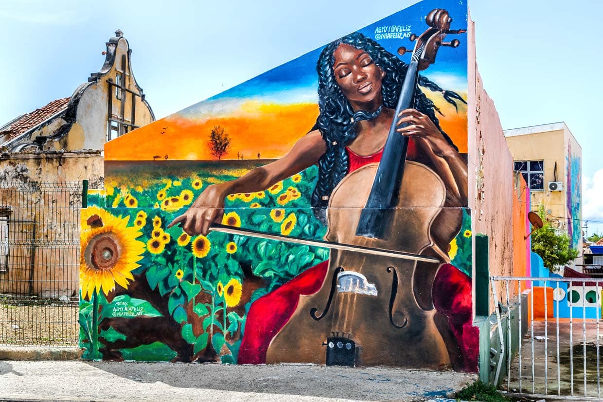 "Sunflower Concert" von Aemy Niafeliz verbindet Musik und Natur vor dem Shabby Chic des verfallenden Curaçao-Barocks / © Foto: Georg Berg