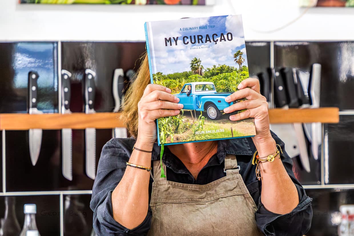 Persönlicher Buchtipp von Helmi Smeulders mit Geschichten und Rezepten aus Curacao / © Foto: Georg Berg