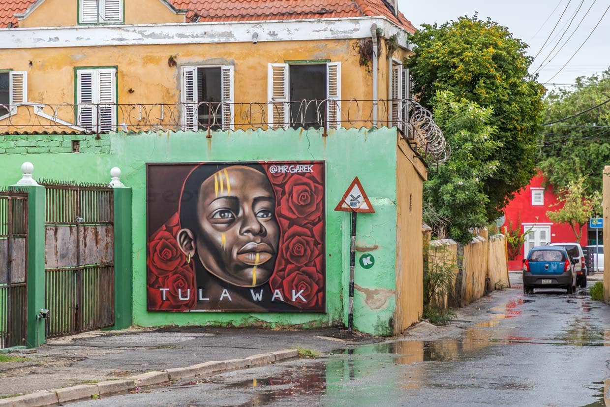 “Tula Wak” bedeutet sinngemäß “Tula lebt” und ist eine Hommage an den Freiheitskämpfer Tula, der 1795 den bedeutenden Sklavenaufstand auf Curaçao anführte. Der Künstler Jean Betancourt alias Mr. Garek wurde in Venezuela geboren / © Foto: Georg Berg